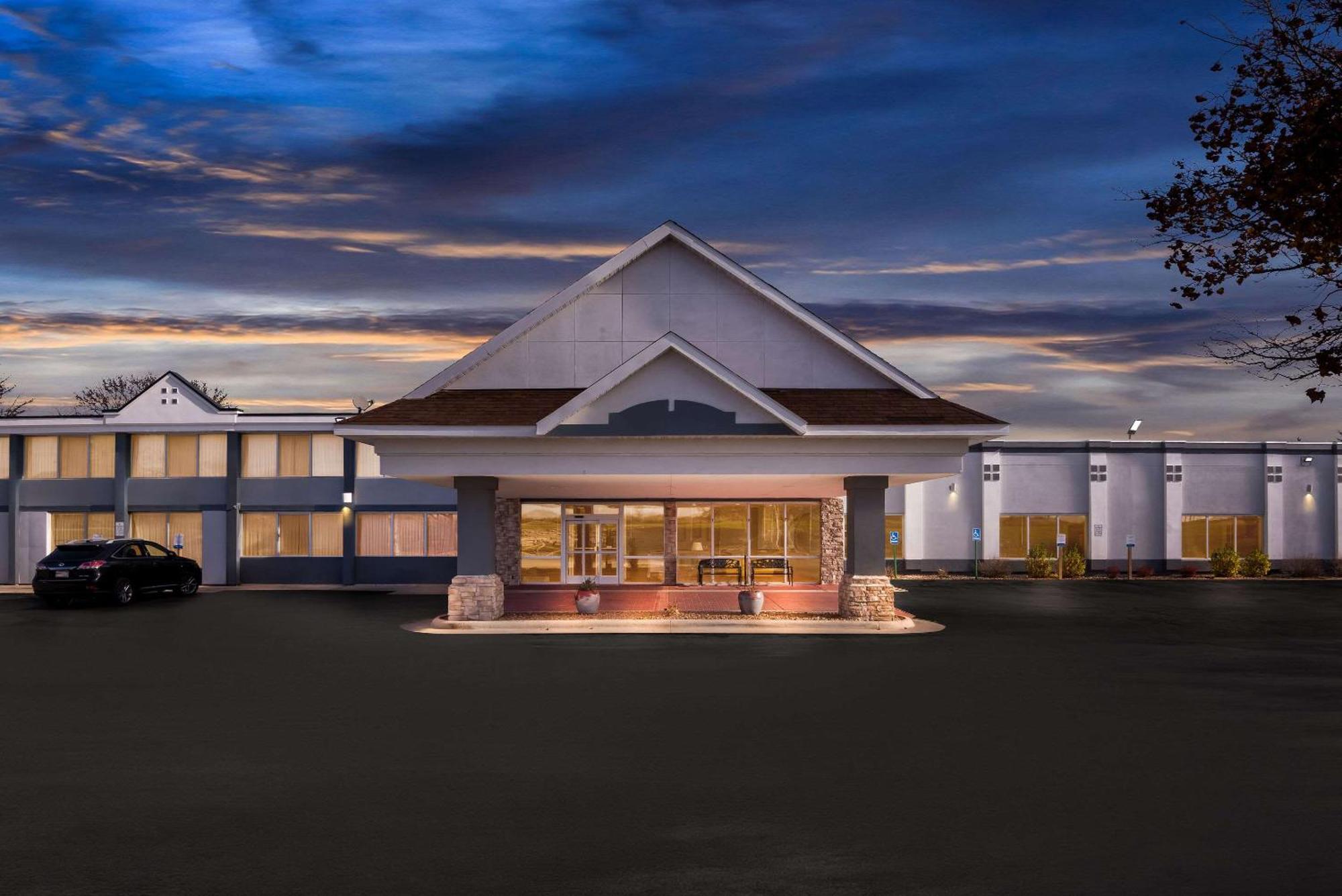 Quality Inn Fort Dodge Exteriör bild